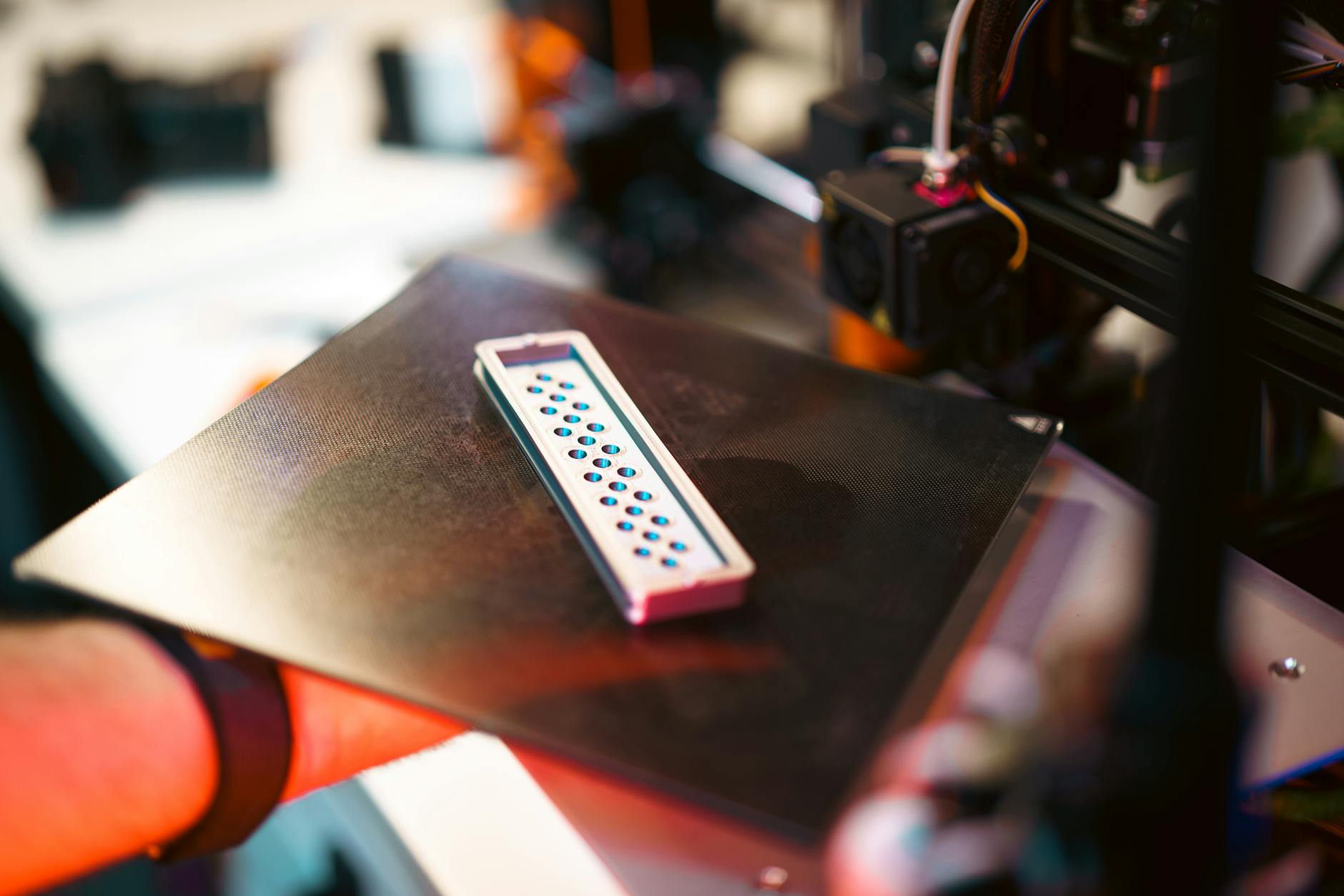 Detal wydruku 3D na przemysłowej drukarce w warsztacie