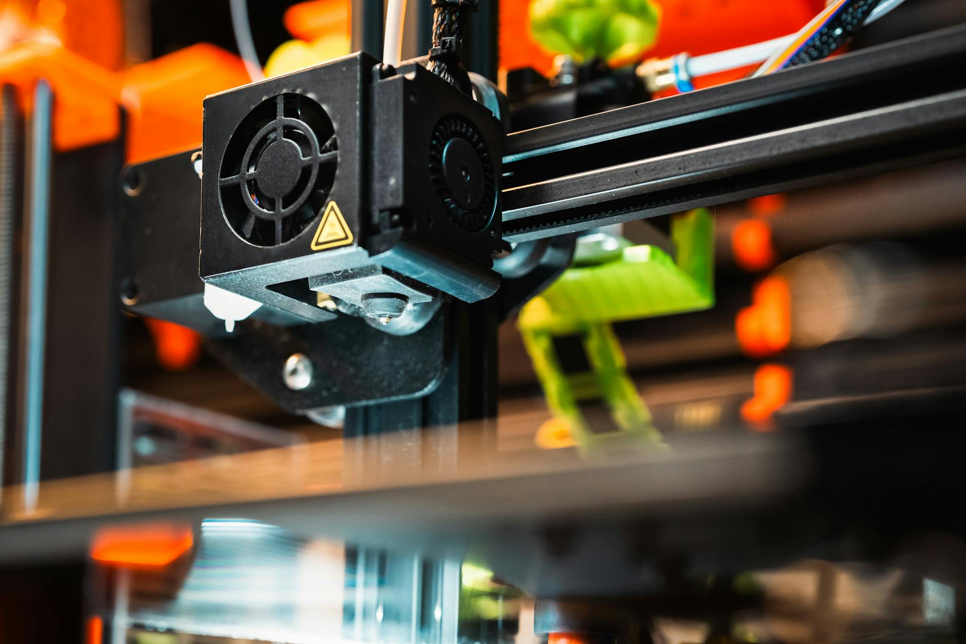 Dysza drukarki 3D nanosząca materiał w nowoczesnej hali produkcyjnej