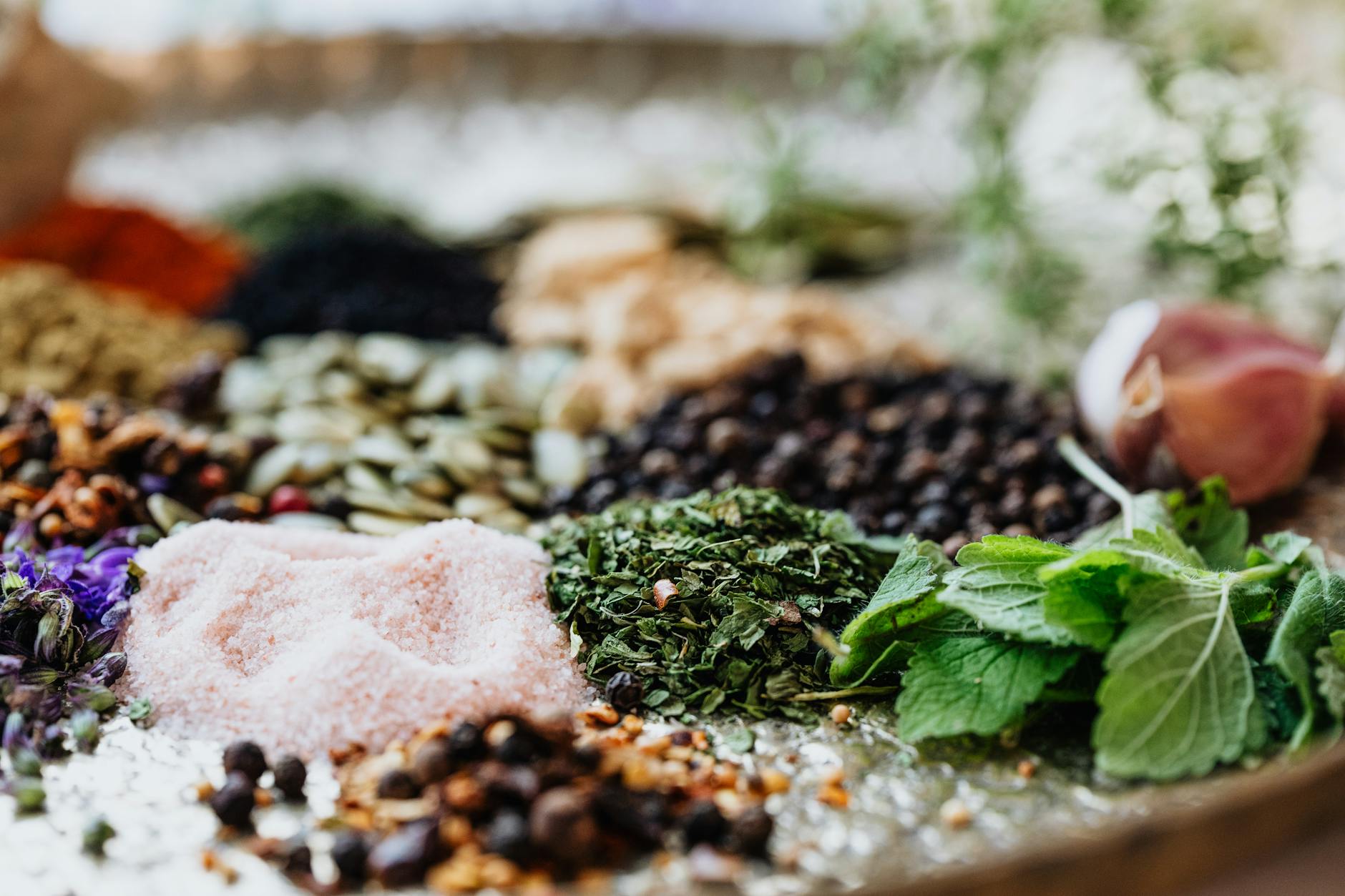 Kolorowe przyprawy i zioła ułożone na rustykalnej tacy