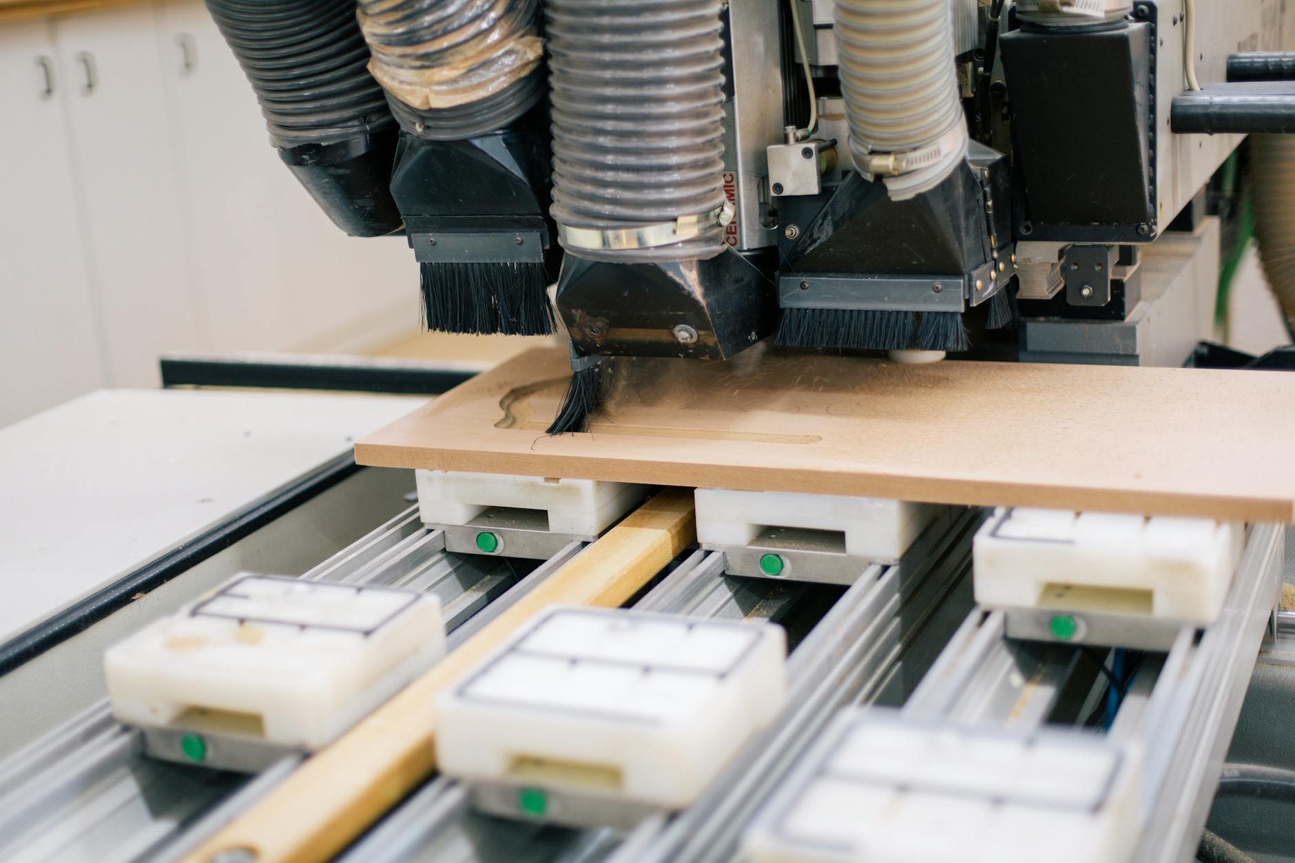 Zbliżenie na frezowanie drewna na CNC w warsztacie