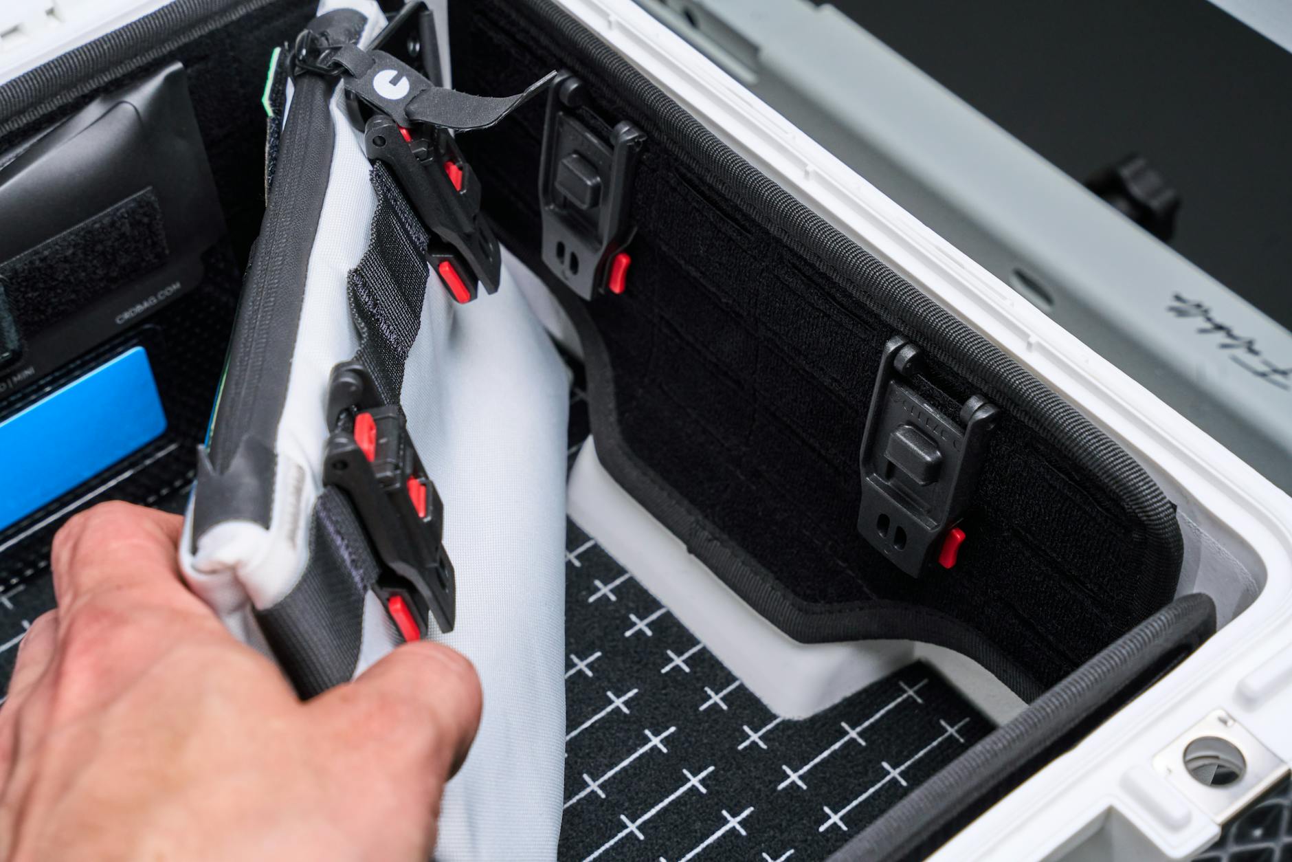 Zbliżenie na walizkę z regulowanymi przegrodami na sprzęt foto