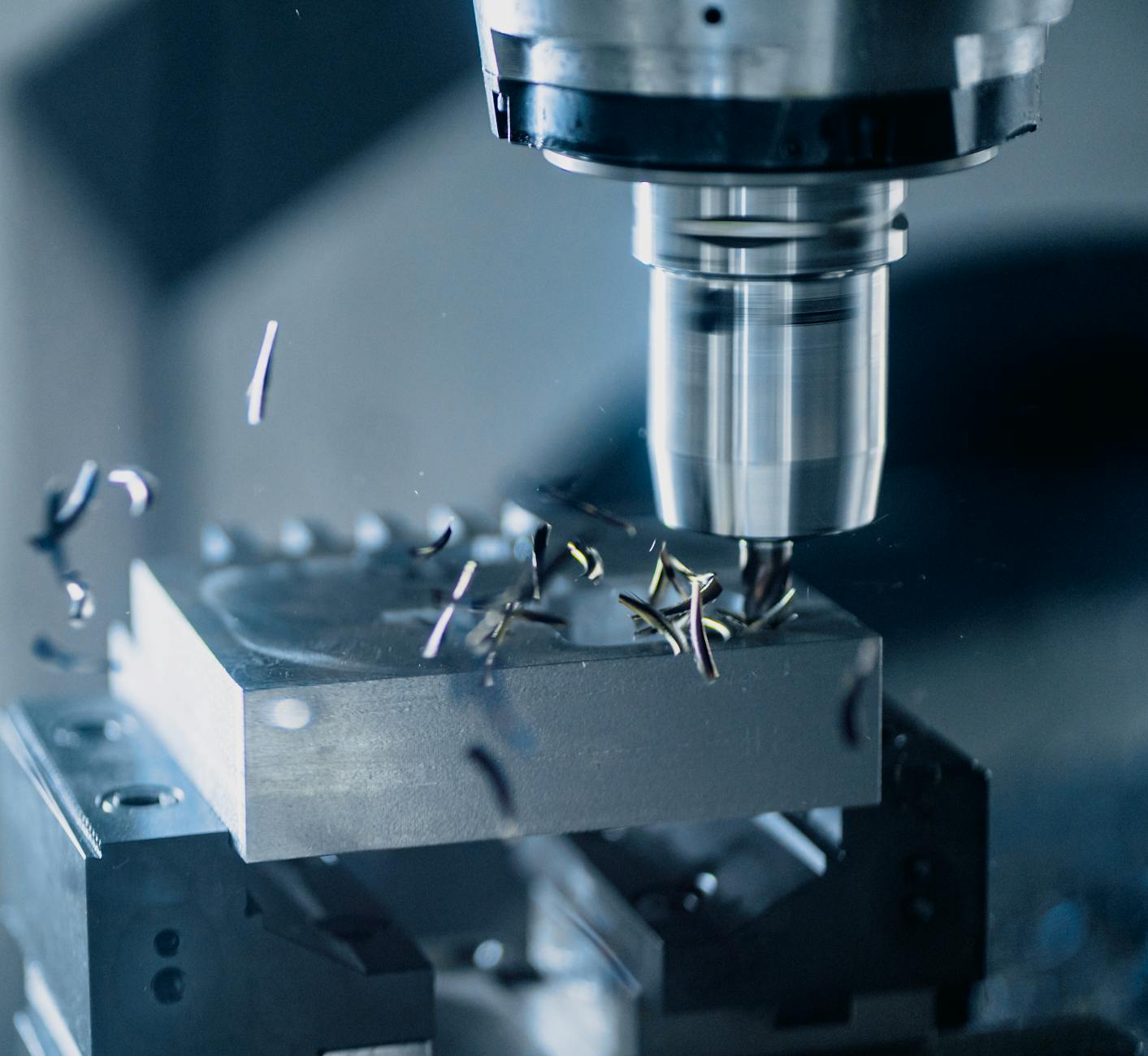 Frezarka CNC obrabiająca metal przy precyzyjnym procesie skrawania