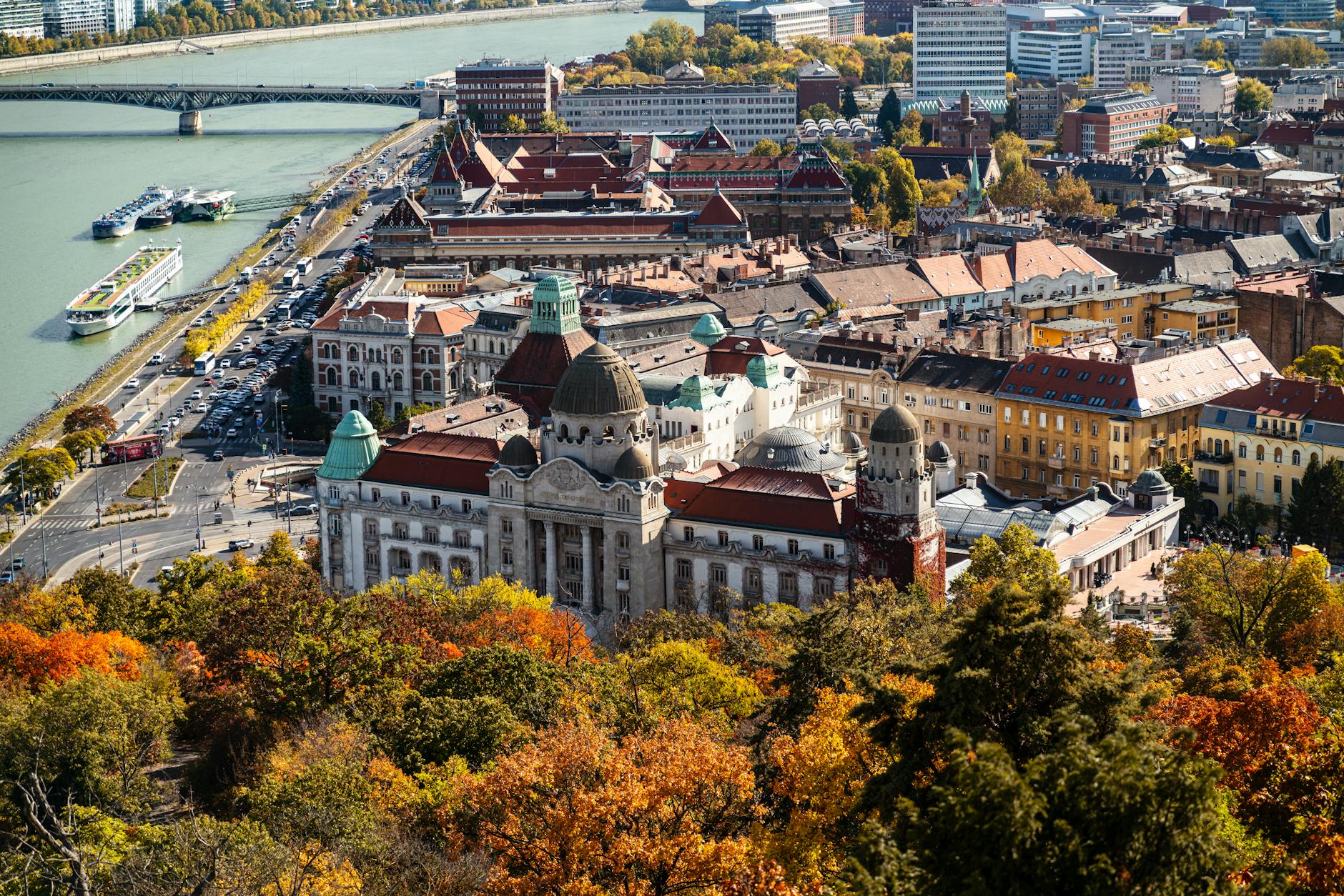 Jesienna panorama Budapesztu z zabytkowymi budynkami