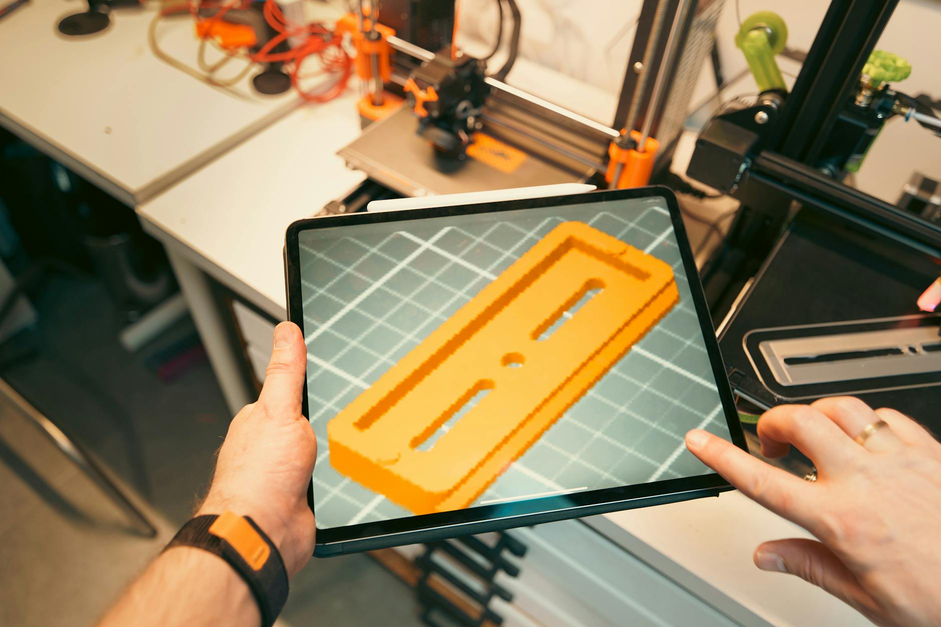 Wirtualny detal vs rzeczywistość: skąd biorą się różnice wymiarów Osoba ogląda prototyp 3D na tablecie w warsztacie z drukarkami 3D