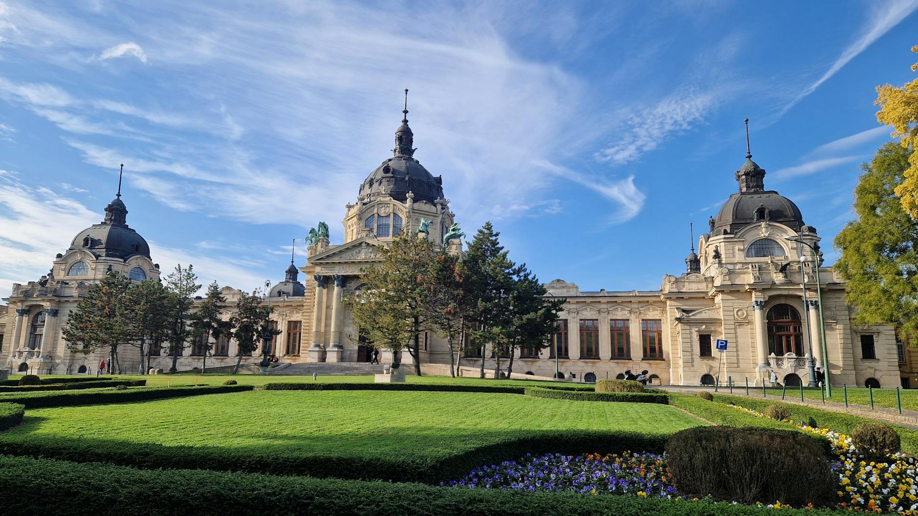 Termy Széchenyi w Budapeszcie w słoneczny, bezchmurny dzień