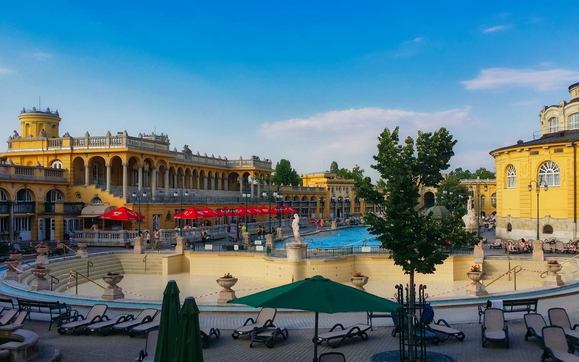 Termy Széchenyi w Budapeszcie z basenami i neoklasyczną architekturą Termy Széchenyi w Budapeszcie z basenami i neoklasyczną architekturą