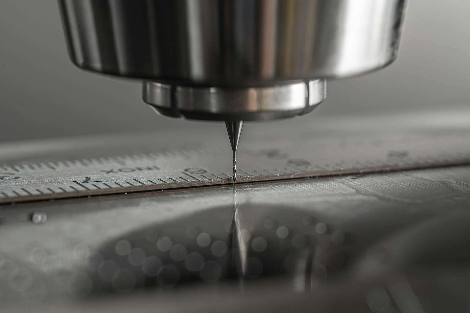 Zbliżenie frezarki CNC obrabiającej metalową powierzchnię