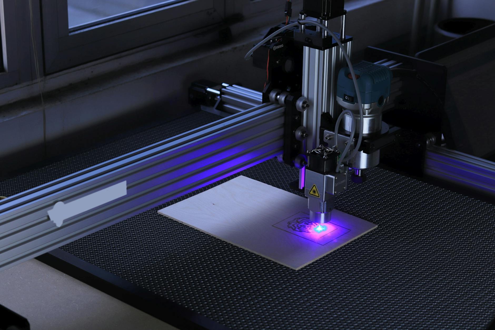Zbliżenie na maszynę CNC grawerującą laserowo drewniany element Zbliżenie na maszynę CNC grawerującą laserowo drewniany element