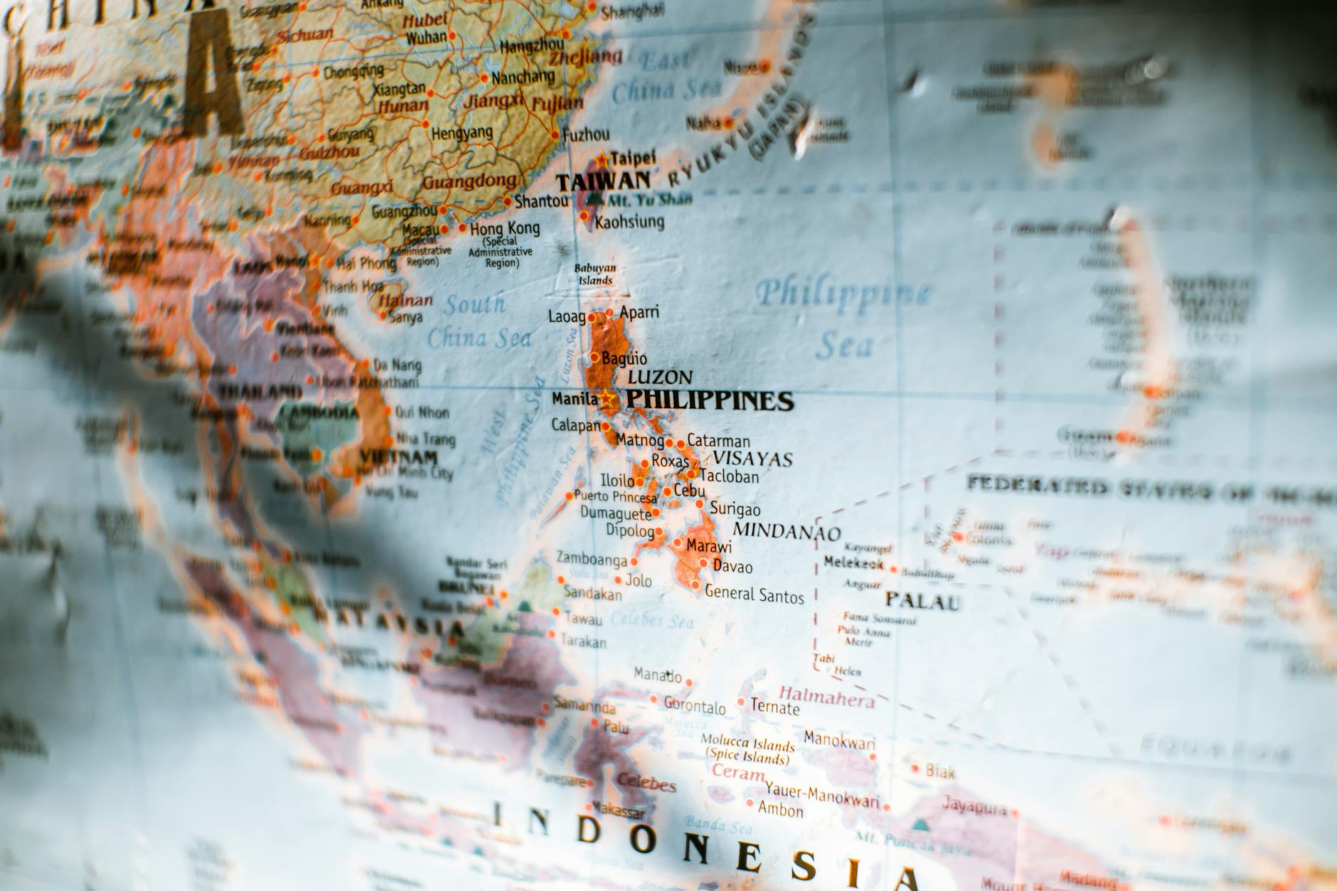 Zbliżenie na papierową mapę z wyeksponowanymi Filipinami
