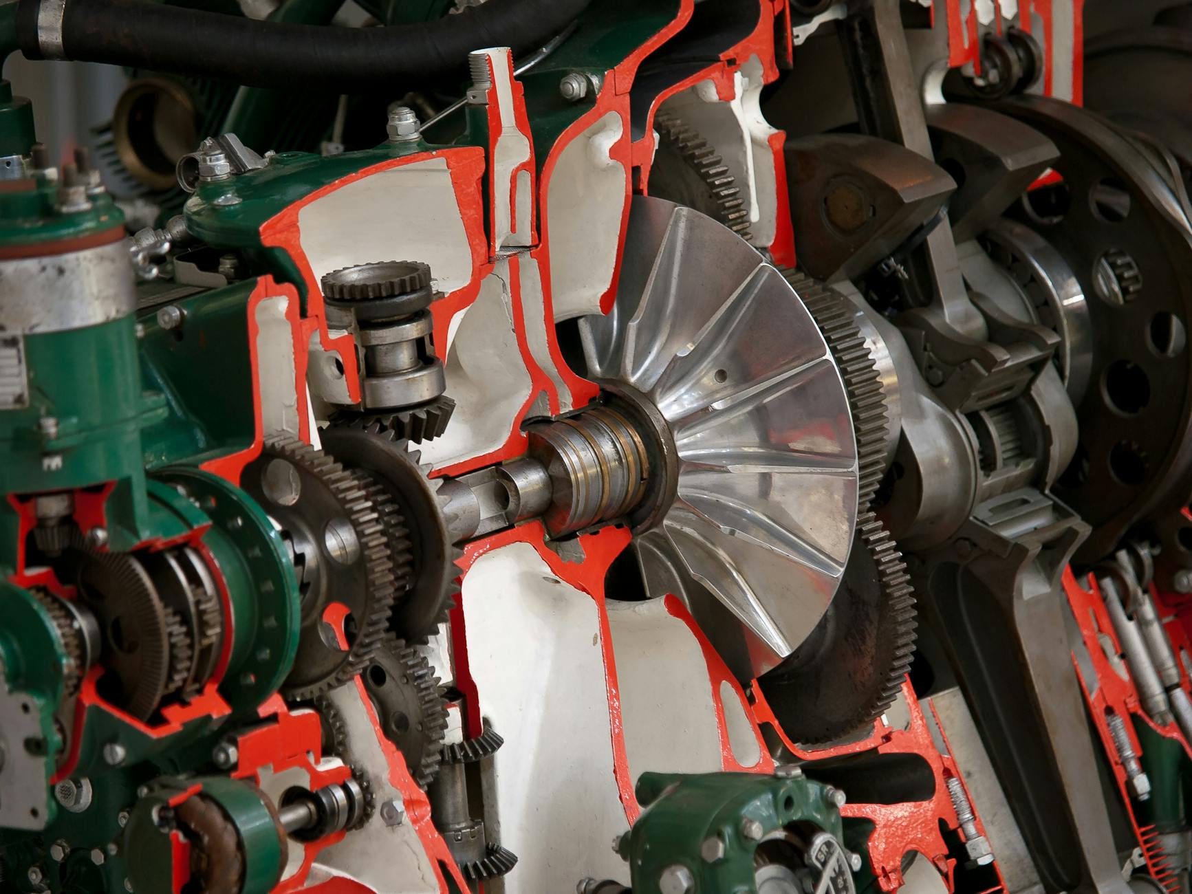 Zbliżenie na przekładnię zębatą wewnątrz metalowego układu mechanicznego