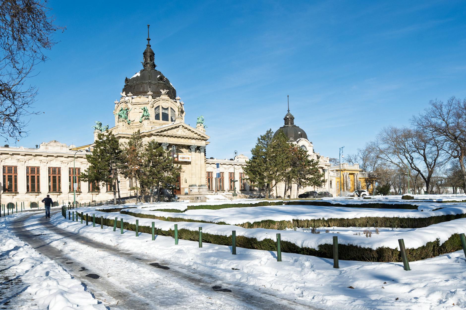 Zimowe kąpiele w termach Széchenyi w Budapeszcie pod błękitnym niebem