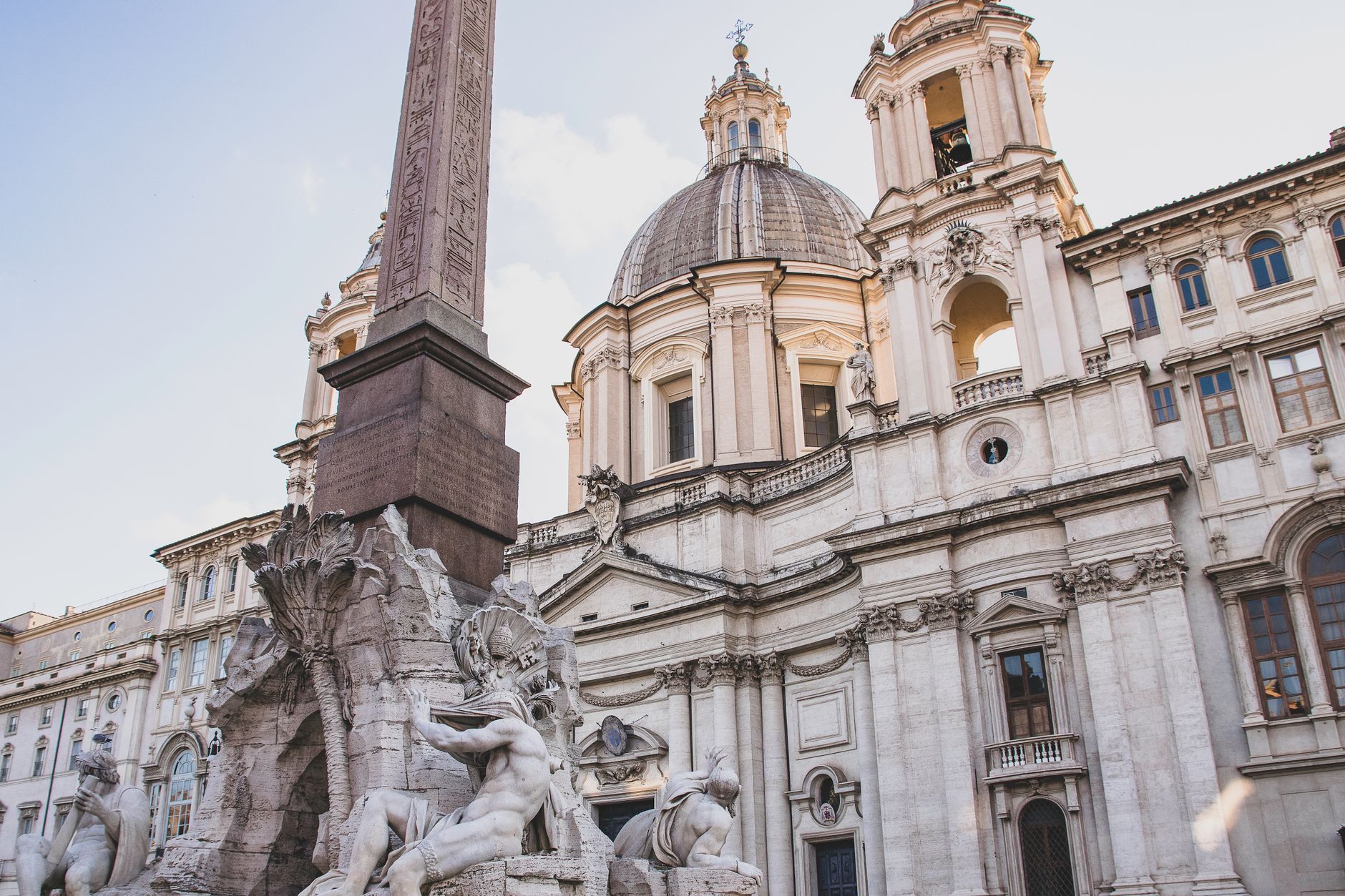 Fontanna Czterech Rzek i barokowy kościół na Piazza Navona w Rzymie