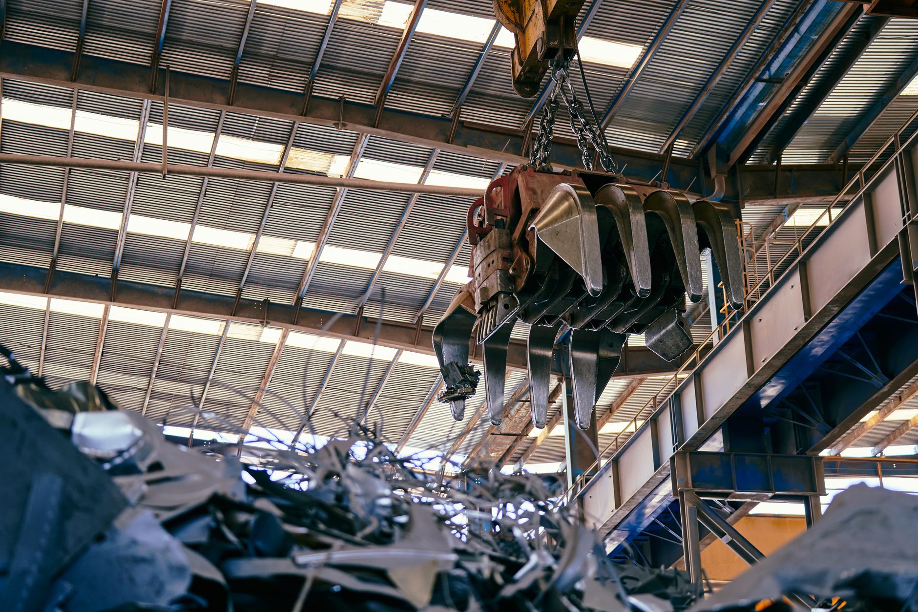 Hala recyklingu metali z suwnicą przenoszącą złom