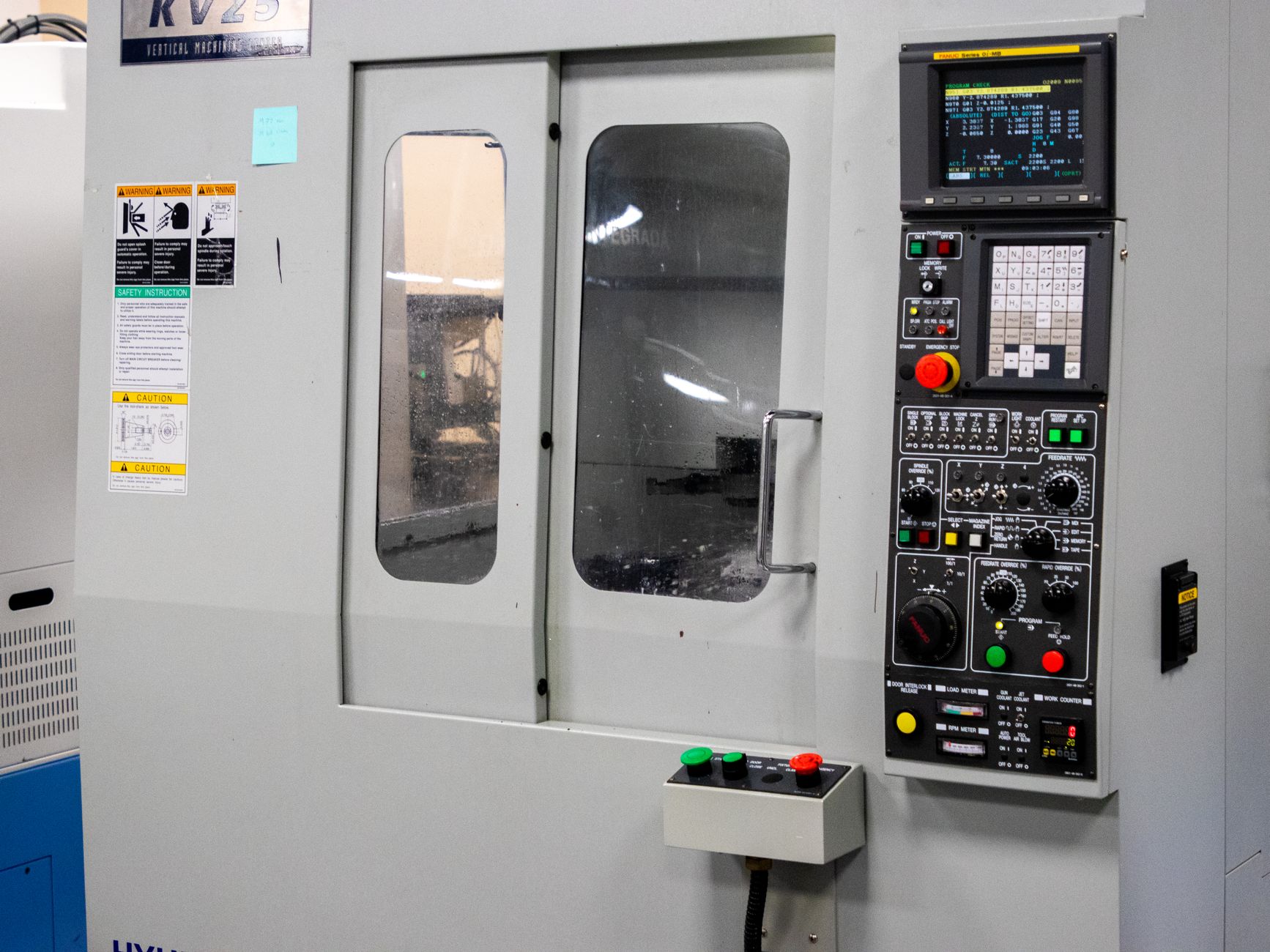 Panel sterowania nowoczesnej frezarki CNC w hali produkcyjnej