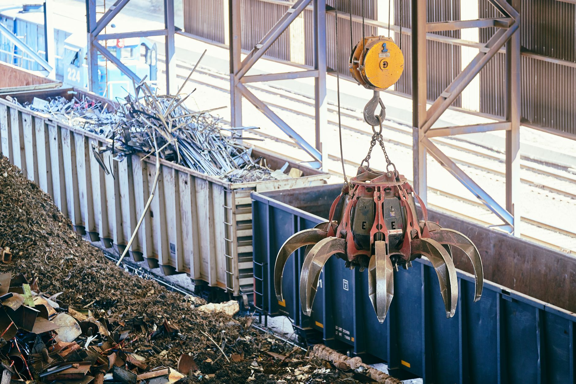 Suwnica sortująca złom metalowy w zakładzie recyklingu Suwnica sortująca złom metalowy w zakładzie recyklingu