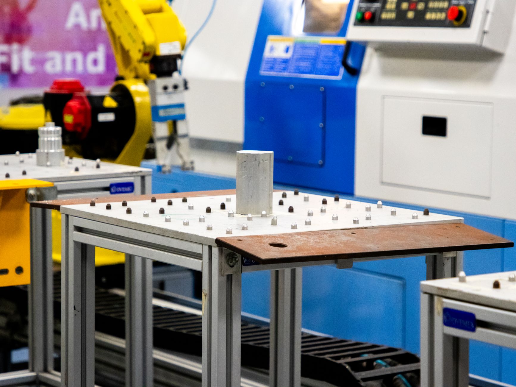 Zbliżenie automatycznej maszyny CNC w przemysłowej hali