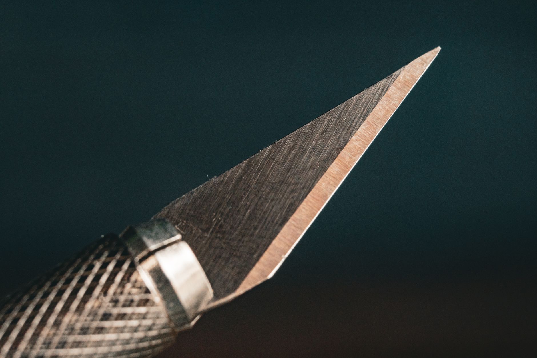 Krawędzie ostre w modelu: kiedy są potrzebne, a kiedy robią problemy w CAM Zbliżenie ostrego noża modelarskiego z teksturowaną rękojeścią